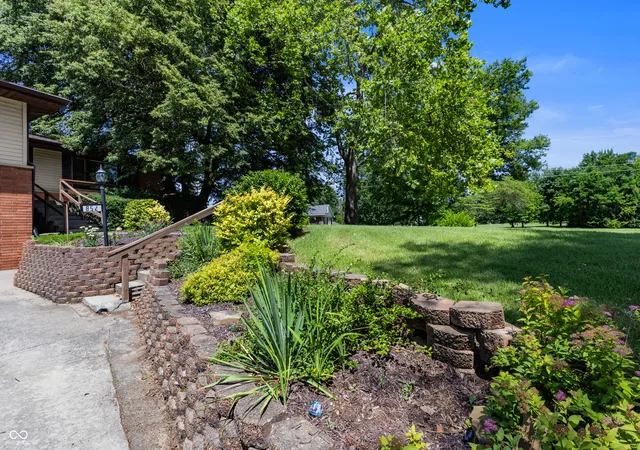 Photo 3 of Single family home for sale at 852 Knollwood Dr, Columbus, IN 47203 | MLS# 22107649 | Listing updated on 2026-09-23