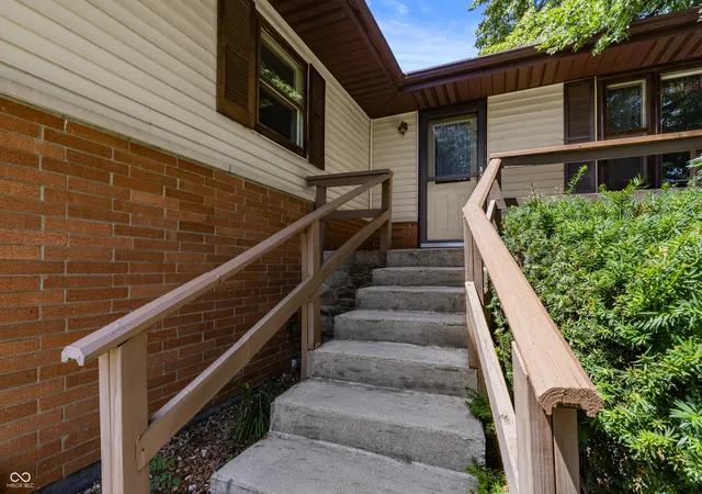 Photo 4 of Single family home for sale at 852 Knollwood Dr, Columbus, IN 47203 | MLS# 22107649 | Listing updated on 2026-10-07