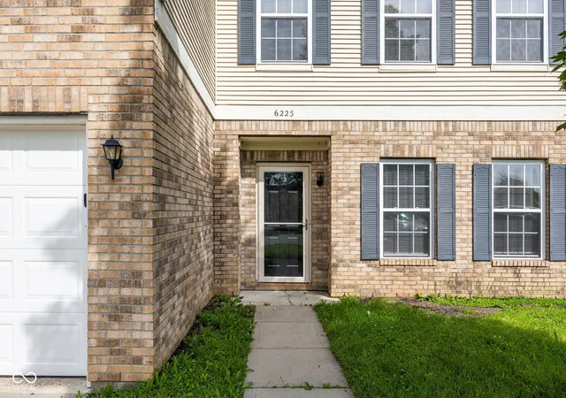Photo 3 of Sale Pending at 6225 White Rabbit Pl, Indianapolis, IN 46235 | MLS# 22107962 | Listing updated on 2026-09-11