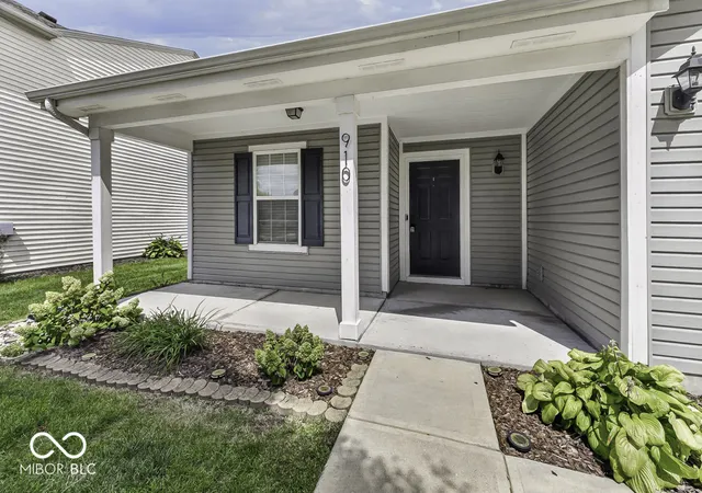 Photo 3 of Single family home for sale at 910 Stonehurst Dr, Franklin, IN 46131 | MLS# 22108029 | Listing updated on 2026-10-07