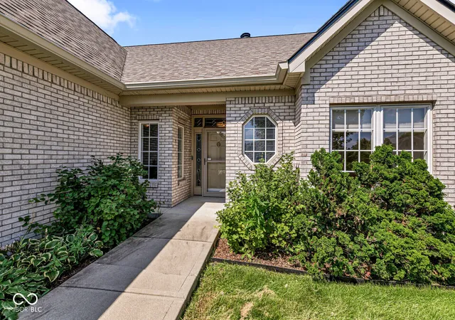 Photo 4 of Sale Pending at 548 Parkhurst Ct, Greenwood, IN 46142 | MLS# 22108081 | Listing updated on 2026-09-14