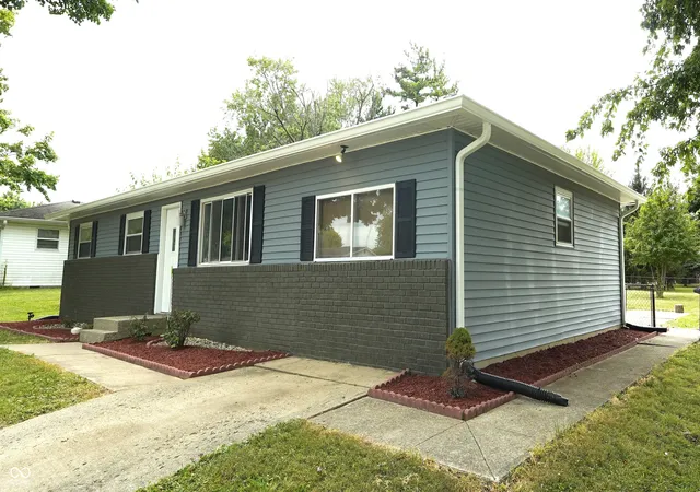 Photo 3 of Sale Pending at 3512 Royal Oak Dr, Indianapolis, IN 46227 | MLS# 22108210 | Listing updated on 2026-10-05