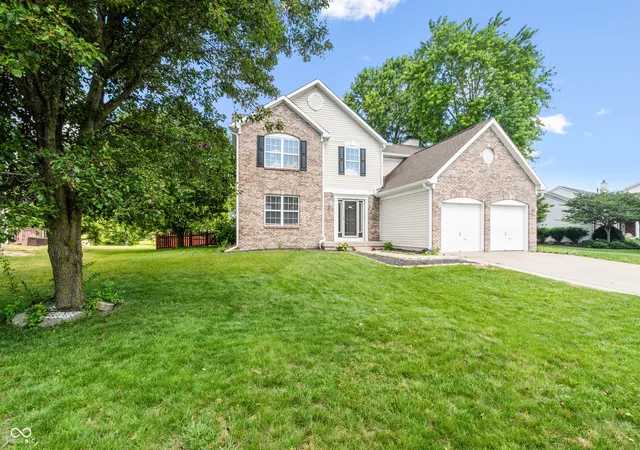 Photo 3 of Single family home for sale at 420 Paddock Rd, Greenwood, IN 46142 | MLS# 22108571 | Listing updated on 2026-09-11