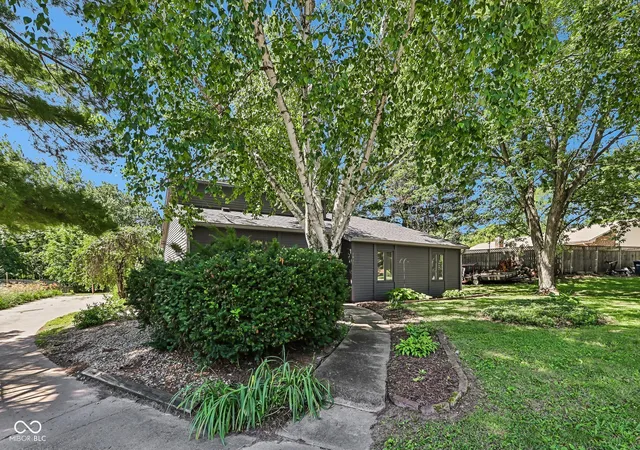 Photo 3 of Sale Pending at 4037 Hillendale Dr, Greenwood, IN 46142 | MLS# 22108853 | Listing updated on 2026-09-29