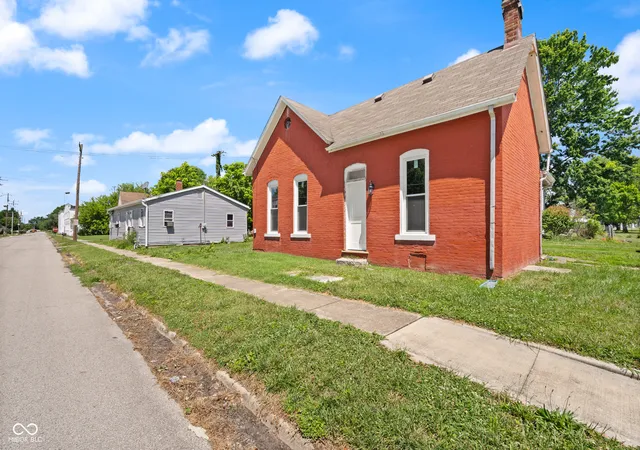 Photo 3 of Single family home for sale at 300 W Howard St, Crothersville, IN 47229 | MLS# 22109729 | Listing updated on 2026-09-15