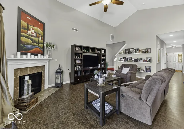 Photo 4 of Single family home for sale at 1242 Northcraft Ct, Franklin, IN 46131 | MLS# 22110021 | Listing updated on 2026-09-10