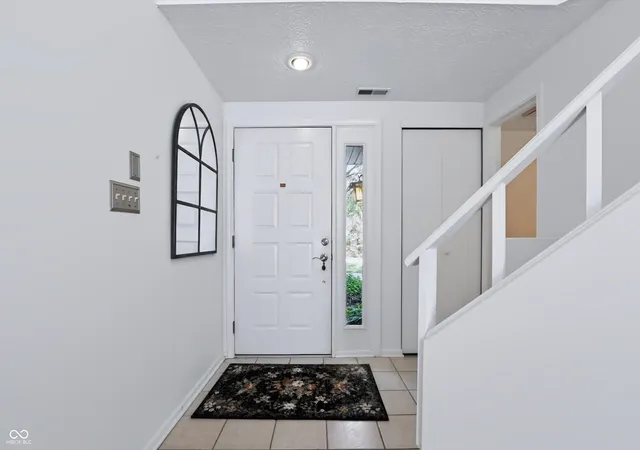 Photo 3 of Condo for sale at 7725 Harbour Isle, Indianapolis, IN 46240 | MLS# 22110522 | Listing updated on 2026-10-13