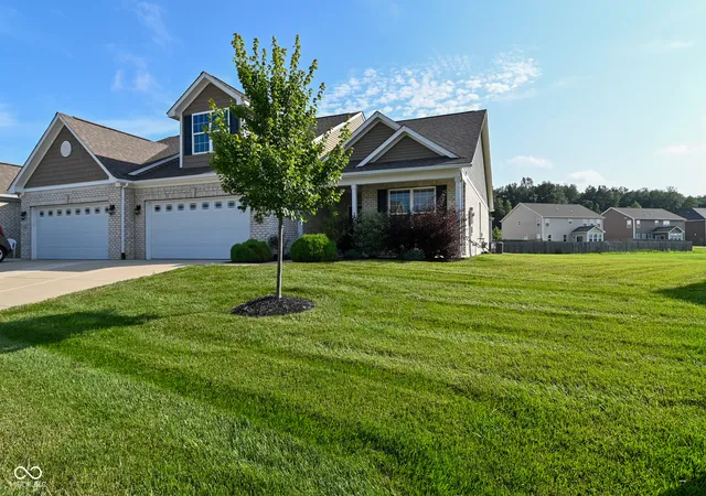Photo 2 of Single family home for sale at 9170 Hedley Way E, Avon, IN 46123 | MLS# 22111198 | Listing updated on 2026-09-22