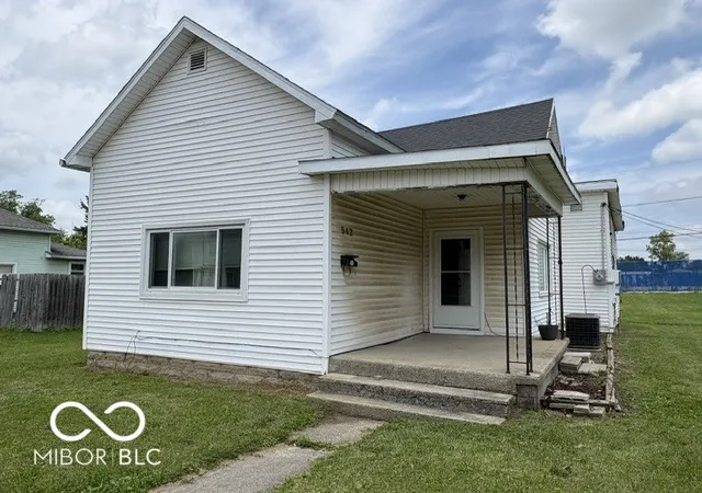 Single family home for sale at 542 W Commercial St, Hartford City, IN 47348 | MLS# 22111366