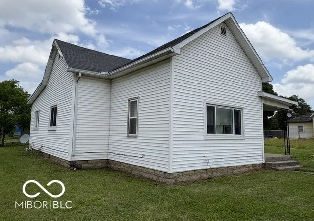 Photo 2 of Single family home for sale at 542 W Commercial St, Hartford City, IN 47348 | MLS# 22111366 | Listing updated on 2026-09-14