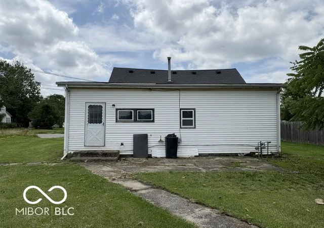 Photo 3 of Single family home for sale at 542 W Commercial St, Hartford City, IN 47348 | MLS# 22111366 | Listing updated on 2026-09-14