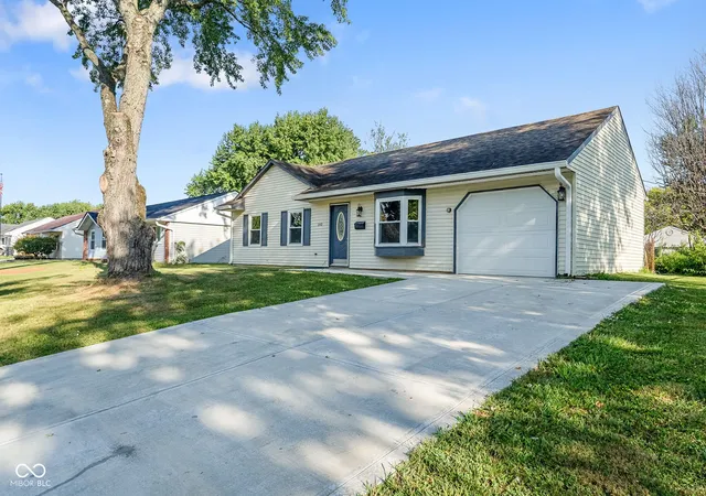 Photo 3 of Sale Pending at 140 Brentwood Ln, Whiteland, IN 46184 | MLS# 22111444 | Listing updated on 2026-09-26