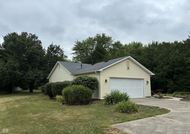 Photo 3 of Sale Pending at 374 W Old S St, Bargersville, IN 46106 | MLS# 22112507 | Listing updated on 2026-09-14
