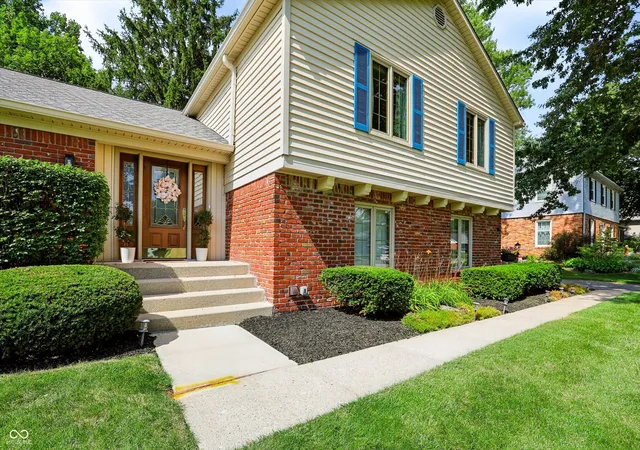Photo 3 of Sale Pending at 7242 Hampstead Ln, Indianapolis, IN 46256 | MLS# 22113040 | Listing updated on 2026-09-14