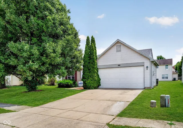 Photo 3 of Sale Pending at 10747 Mistflower Way, Indianapolis, IN 46235 | MLS# 22113243 | Listing updated on 2026-09-24