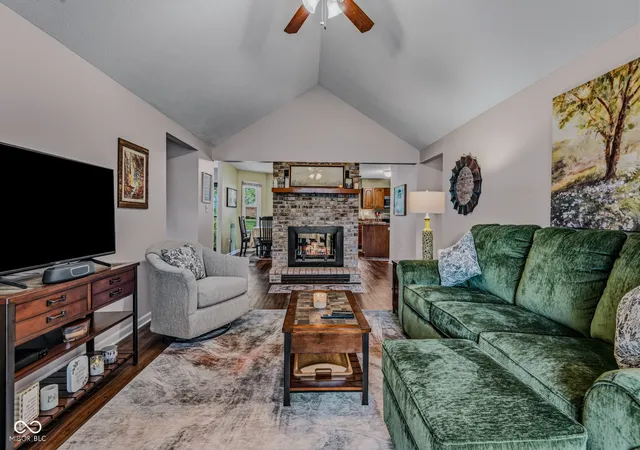Photo 4 of Single family home for sale at 565 Luse Dr, Columbus, IN 47201 | MLS# 22113776 | Listing updated on 2026-09-10