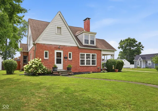 Photo 2 of Single family home for sale at 1303 16th Street, Columbus, IN 47201 | MLS# 22114017 | Listing updated on 2026-09-15