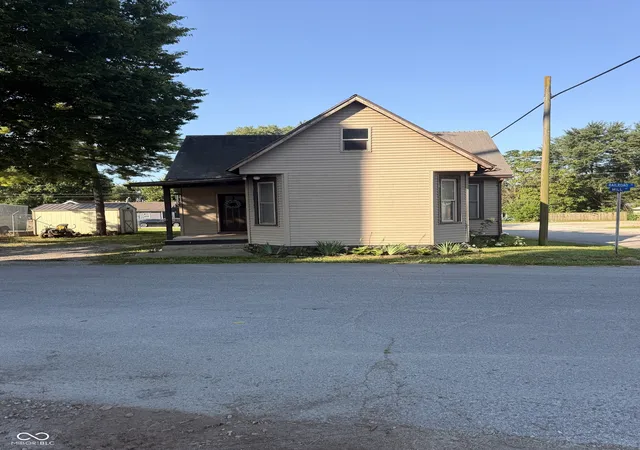 Photo 2 of Single family home for sale at 102 Railroad St, Elizabethtown, IN 47232 | MLS# 22114203 | Listing updated on 2026-09-25