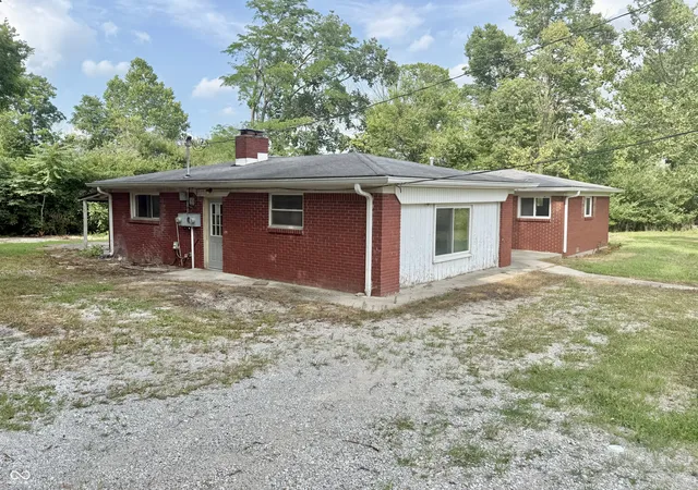 Photo 4 of Single family home for sale at 5016 Olive Branch Rd, Greenwood, IN 46143 | MLS# 22114234 | Listing updated on 2026-09-12