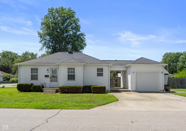 Photo 2 of Sale Pending at 302 Smith St, Columbus, IN 47201 | MLS# 22114530 | Listing updated on 2026-09-14