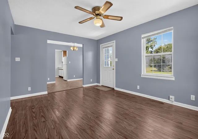 Photo 3 of Sale Pending at 302 Smith St, Columbus, IN 47201 | MLS# 22114530 | Listing updated on 2026-09-14