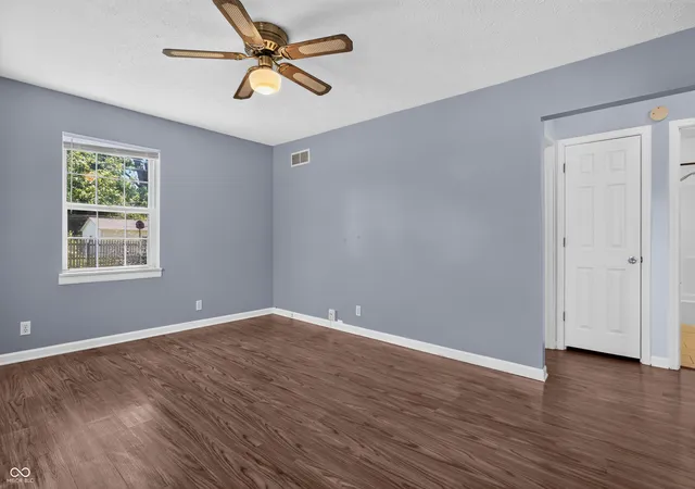 Photo 3 of Sale Pending at 302 Smith St, Columbus, IN 47201 | MLS# 22114530 | Listing updated on 2026-09-14