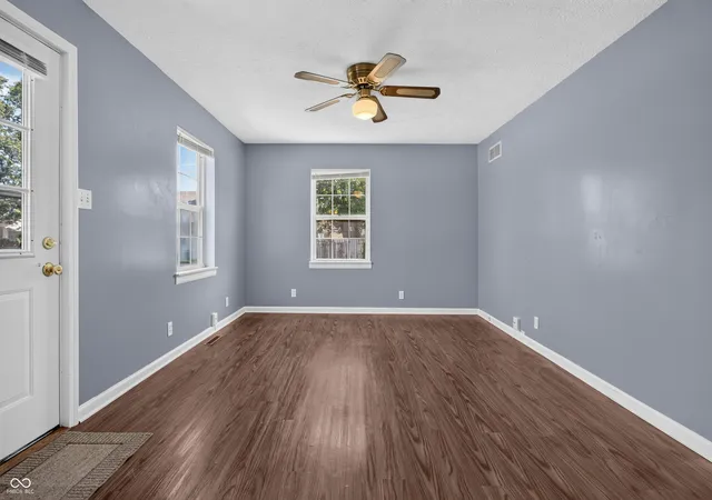 Photo 4 of Sale Pending at 302 Smith St, Columbus, IN 47201 | MLS# 22114530 | Listing updated on 2026-09-14