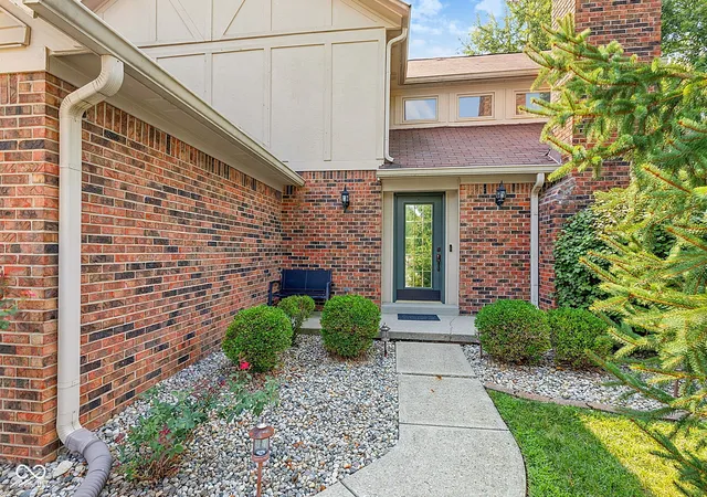 Photo 3 of Sale Pending at 12424 Charing Cross Rd, Carmel, IN 46033 | MLS# 22115017 | Listing updated on 2026-09-11