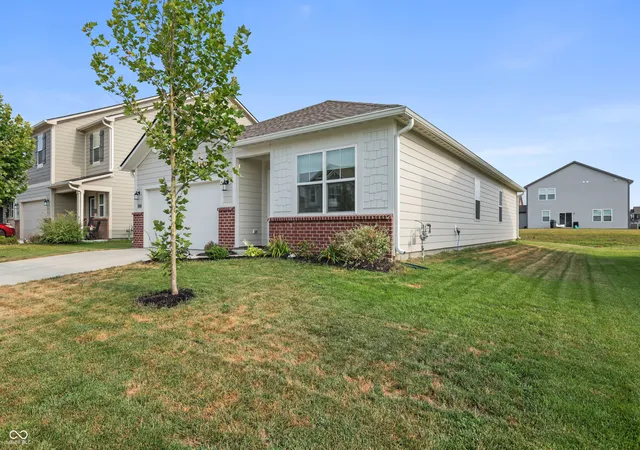 Photo 2 of Single family home for sale at 6950 Bauer Crk Ct, Whitestown, IN 46075 | MLS# 22115198 | Listing updated on 2026-09-10