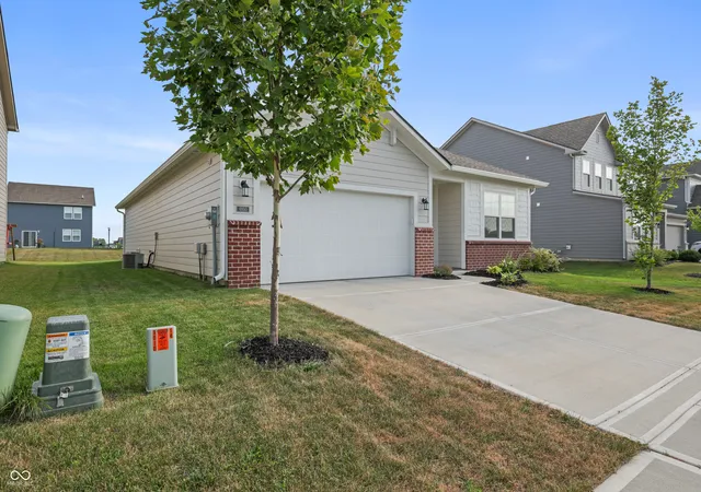 Photo 3 of Single family home for sale at 6950 Bauer Crk Ct, Whitestown, IN 46075 | MLS# 22115198 | Listing updated on 2026-09-10