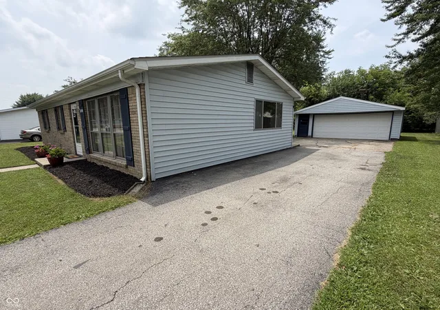 Photo 2 of Sale Pending at 3019 Brentwood Rd, New Castle, IN 47362 | MLS# 22115496 | Listing updated on 2026-09-18