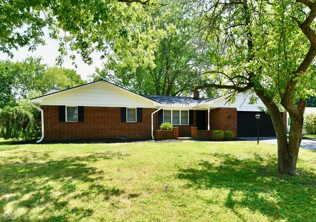 Photo 2 of Single family home for sale at 29 Parkwood Dr, Brownsburg, IN 46112 | MLS# 22116076 | Listing updated on 2026-09-11