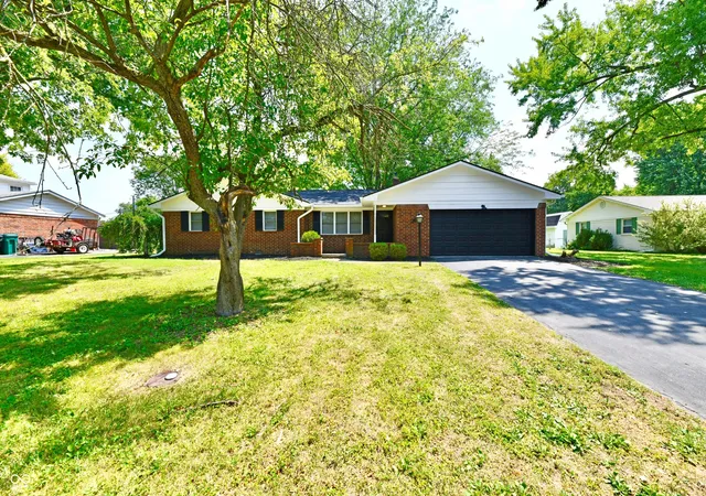 Photo 3 of Single family home for sale at 29 Parkwood Dr, Brownsburg, IN 46112 | MLS# 22116076 | Listing updated on 2026-09-11
