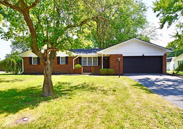 Photo 3 of Single family home for sale at 29 Parkwood Dr, Brownsburg, IN 46112 | MLS# 22116076 | Listing updated on 2026-09-11