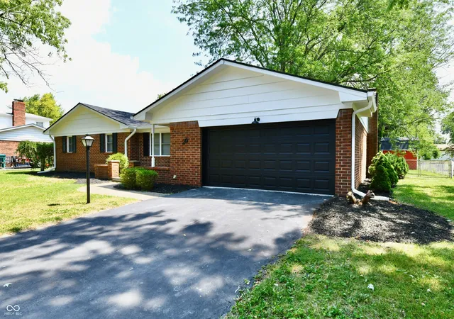 Photo 4 of Single family home for sale at 29 Parkwood Dr, Brownsburg, IN 46112 | MLS# 22116076 | Listing updated on 2026-09-11