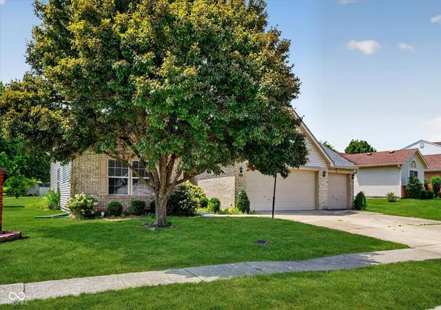 Photo 1 of Single family home for sale at 7955 Bent Willow Dr, Indianapolis, IN 46239 | MLS# 22116152 | Listing updated on 2026-10-24