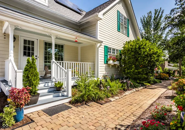Photo 4 of Single family home for sale at 520 W Cedar St, Zionsville, IN 46077 | MLS# 22116668 | Listing updated on 2026-10-19