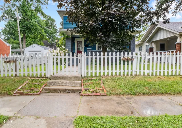 Photo 2 of Single family home for sale at 925 W 7th Street, Anderson, IN 46016 | MLS# 22116731 | Listing updated on 2026-09-10
