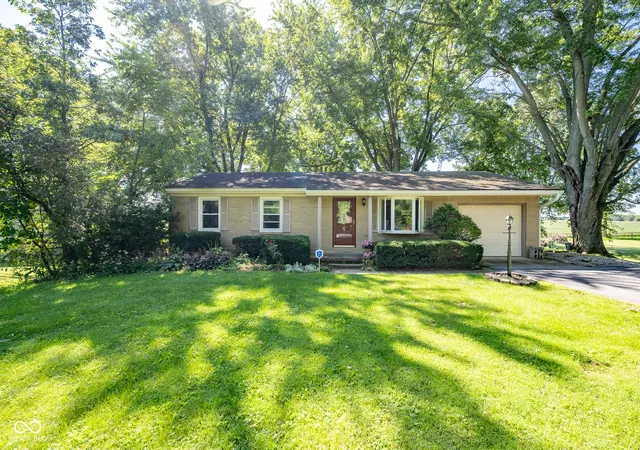 Photo 3 of Sale Pending at 1222 E County Road 25 S, Greencastle, IN 46135 | MLS# 22116847 | Listing updated on 2026-09-25