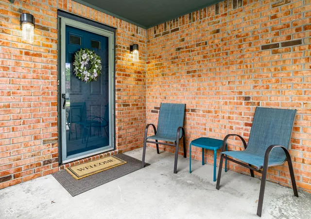 Photo 3 of Sale Pending at 25 Village Pl, Zionsville, IN 46077 | MLS# 22116952 | Listing updated on 2026-09-26
