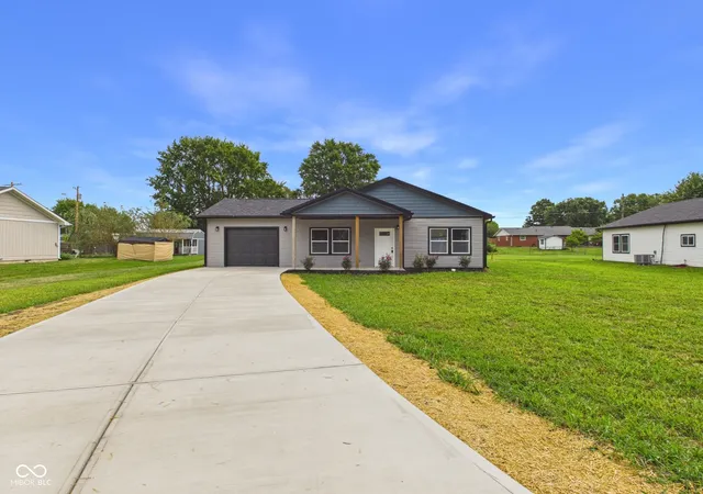 Photo 3 of Single family home for sale at 204 S Woodworth Ave, Frankton, IN 46044 | MLS# 22117068 | Listing updated on 2026-09-11