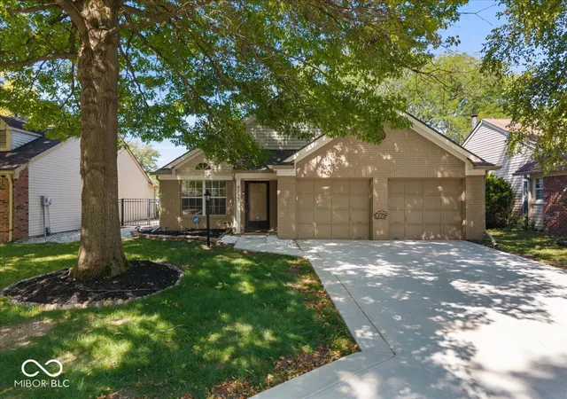 Photo 2 of Sale Pending at 9713 Spruce Ln, Fishers, IN 46038 | MLS# 22117631 | Listing updated on 2026-09-10