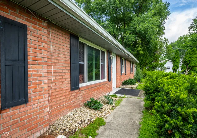 Photo 3 of Sale Pending at 9720 N US Hwy 31, Columbus, IN 47201 | MLS# 22118071 | Listing updated on 2026-09-10