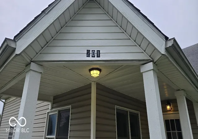 Photo 3 of Single family home for sale at 201 W Washington St, Roachdale, IN 46172 | MLS# 22118304 | Listing updated on 2026-10-01