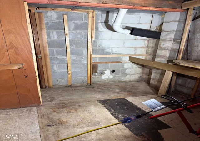 Photo 3 of Sale Pending at 4257 Weaver Ave, Indianapolis, IN 46227 | MLS# 22118652 | Listing updated on 2026-09-11