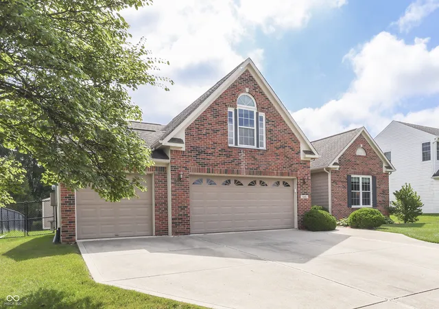 Photo 3 of Sale Pending at 545 Georgetown Rd, Greenwood, IN 46142 | MLS# 22118655 | Listing updated on 2026-09-14