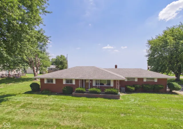 Photo 2 of Sale Pending at 9 W Whitehall Way, Anderson, IN 46013 | MLS# 22118780 | Listing updated on 2026-09-14