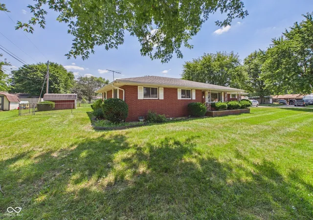 Photo 3 of Sale Pending at 9 W Whitehall Way, Anderson, IN 46013 | MLS# 22118780 | Listing updated on 2026-09-14