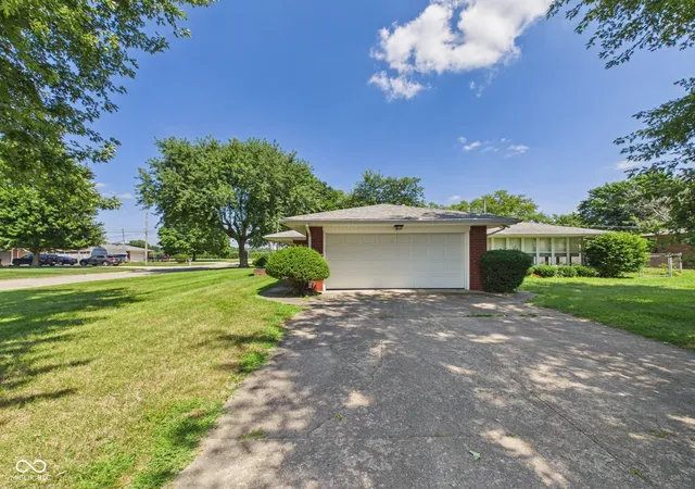Photo 3 of Sale Pending at 9 W Whitehall Way, Anderson, IN 46013 | MLS# 22118780 | Listing updated on 2026-09-14