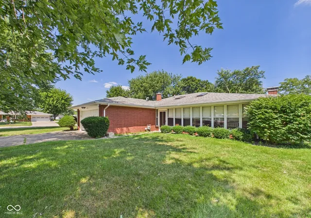 Photo 4 of Sale Pending at 9 W Whitehall Way, Anderson, IN 46013 | MLS# 22118780 | Listing updated on 2026-09-14